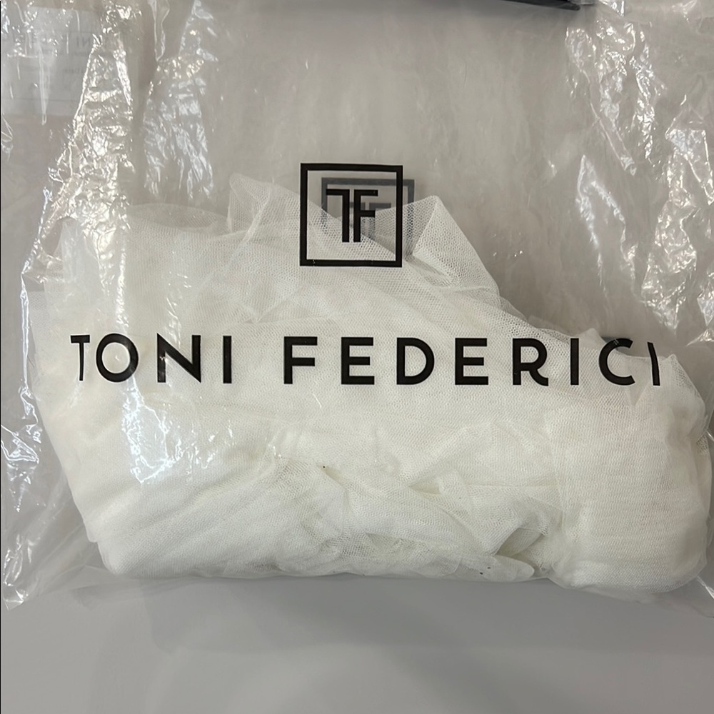 Toni Federici Elegant White Sheer Veil - Picture 5 of 7